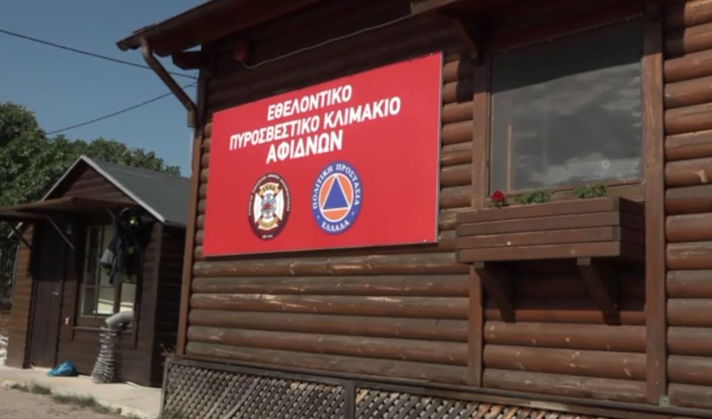 Ο ηρωισμός ενός εθελοντή – Καιγόταν το σπίτι του και εκείνος έσβηνε φωτιές