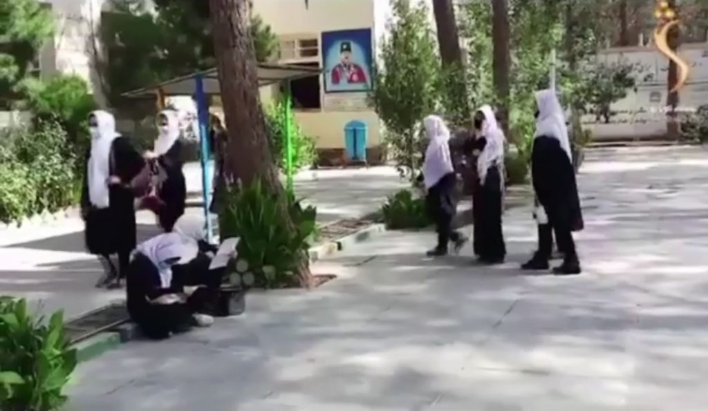 Μόνο με συνοδεία ανδρών η προσέλευση γυναικών στα σχολεία