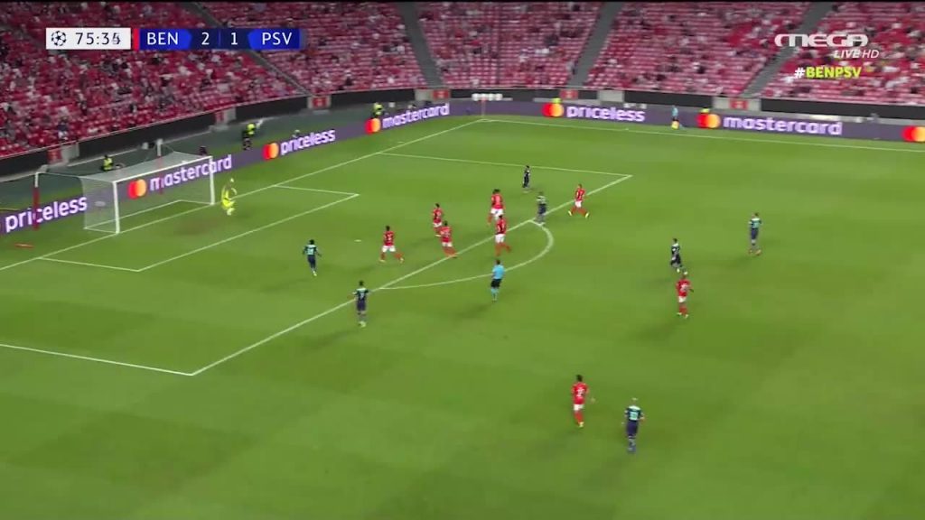 Προβάδισμα πρόκρισης η Μπενφίκα, πάλεψε η PSV (2-1)