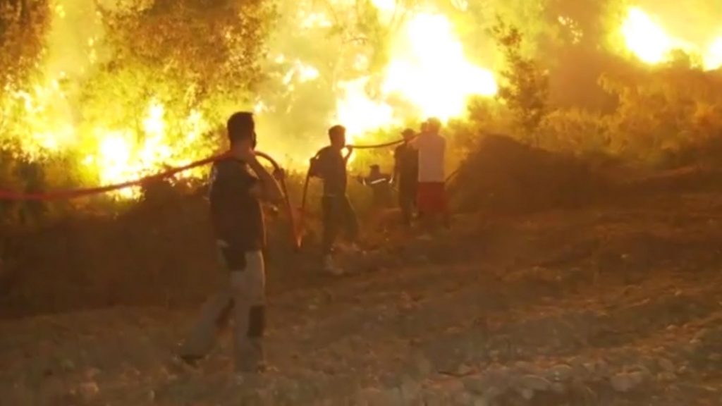 Μάχη με τις φλόγες δίνουν οι κάτοικοι στις Καματριάδες