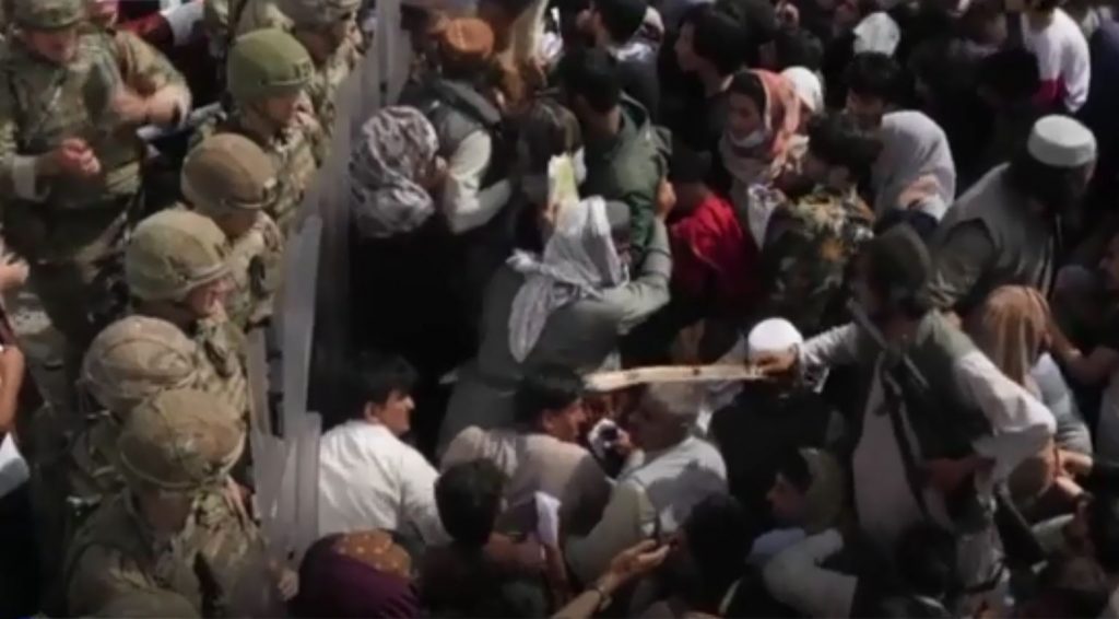 Χάος και πυροβολισμοί στο αεροδρόμιο της Καμπούλ