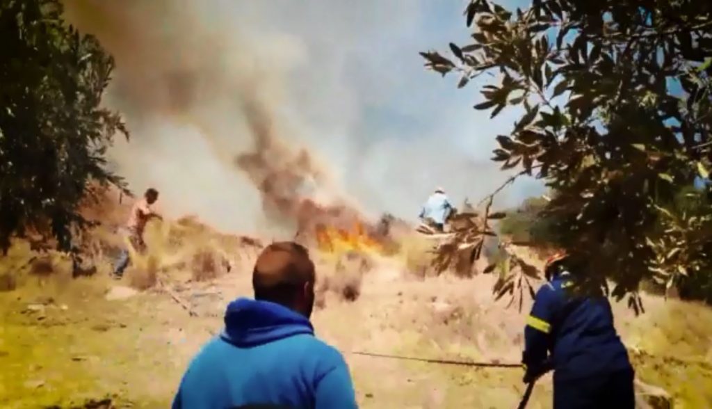 Κάηκαν σπίτια στην Συντερίνα Κερατέας – Ώρες αγωνίας για τους κατοίκους