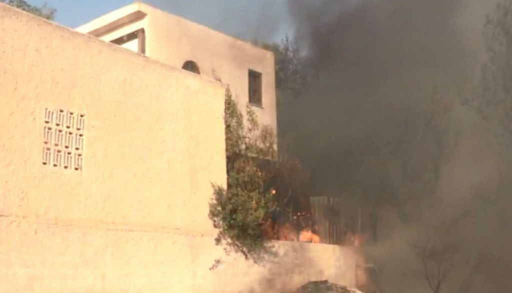 Καίγονται σπίτια στη Συντερίνα Κερατέας