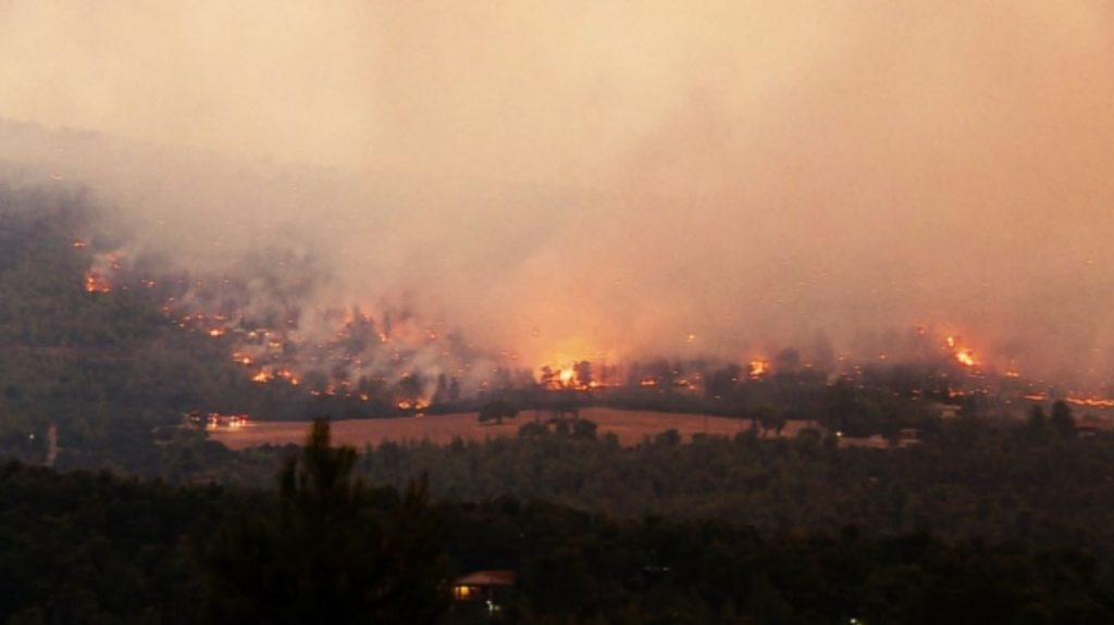 Άνιση μάχη με τις φλόγες δίνουν πυροσβέστες και εθελοντές στα Βίλια