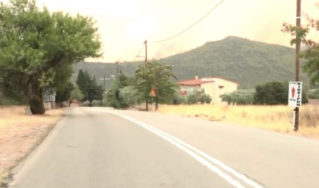 Έφτασε στα σπίτια η φωτιά στα Βίλια