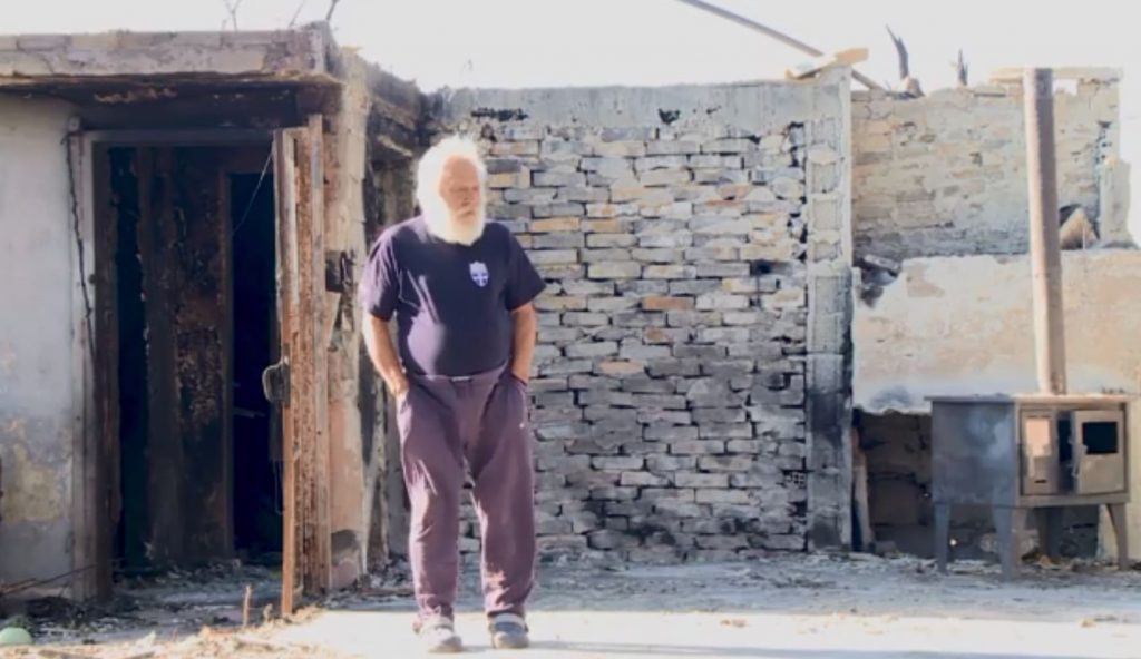 Κάηκε το σπίτι του στη Βαρυμπόμπη και αρνείται να το εγκαταλείψει