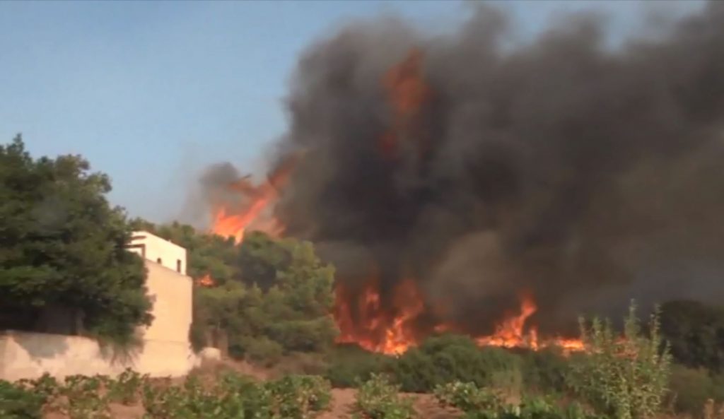 Διπλή μάχη με τις φλόγες στην Αττική – Ανεξέλεγκτες οι φωτιές σε Κερατέα και Βίλια