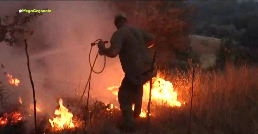 Φωτιές – Υπό τον φόβο των αναζωπυρώσεων κάτοικοι & πυροσβέστες στην Αρκαδία