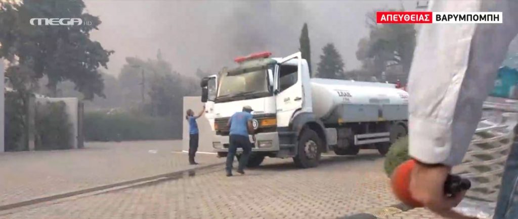 Φωτιά Βαρυμπόμπη – Εκκενώθηκαν 4 οικισμοί