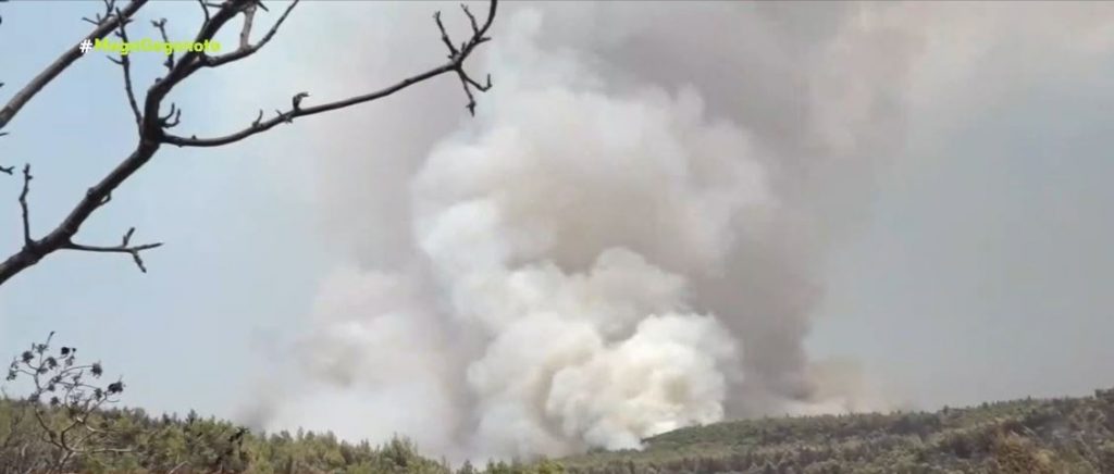 Βαρυμπόμπη – Μεγάλη αναζωπύρωση – Εκκενώνονται περιοχές