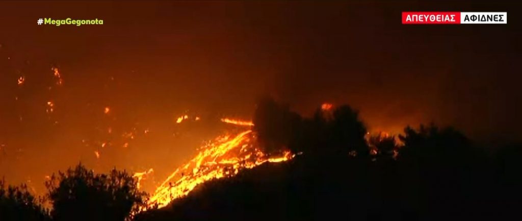 Φωτιά στην Εύβοια – Εκκενώθηκε η παραλία της Αγίας Άννας – Με πλωτά του Λιμενικού οι κάτοικοι έφτασαν στο Μαντούδι