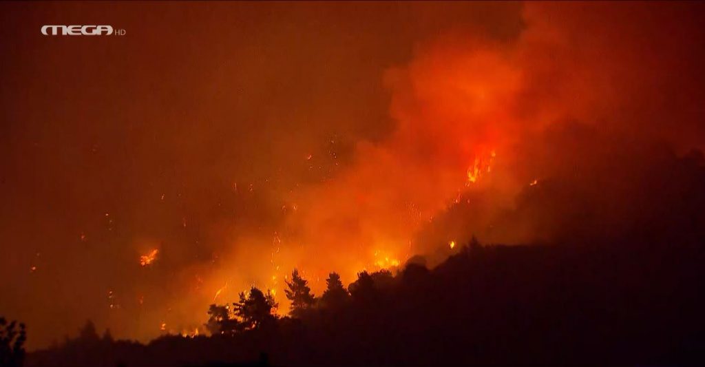 Πύρινος εφιάλτης στη Βαρυμπόμπη – Εκκενώνονται οικισμοί