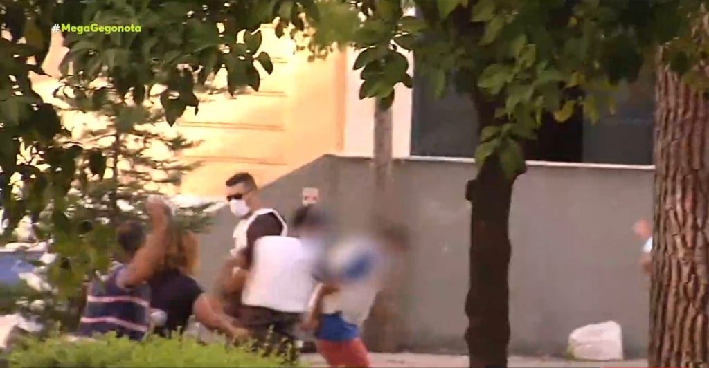 Έγκλημα στη Δάφνη – Στη φυλακή ο 40χρονος συζυγοκτόνος – Προσπάθησαν να τον λιντσάρουν στα δικαστήρια