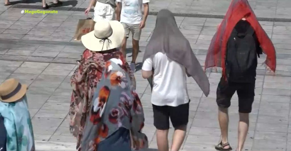 Καιρός – «Πλημμύρισαν» κόσμο οι παραλίες – Ανάσες δροσιάς αναζητούν οι πολίτες