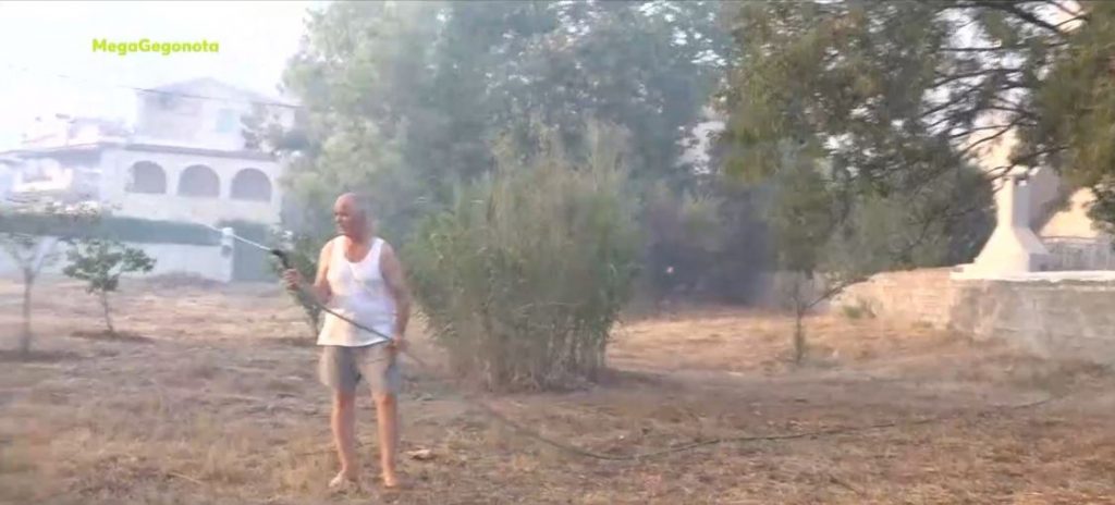 Βαρυμπόμπη – Στις φλόγες η περιοχή Κοκκινόβραχος – Καίγονται σπίτια