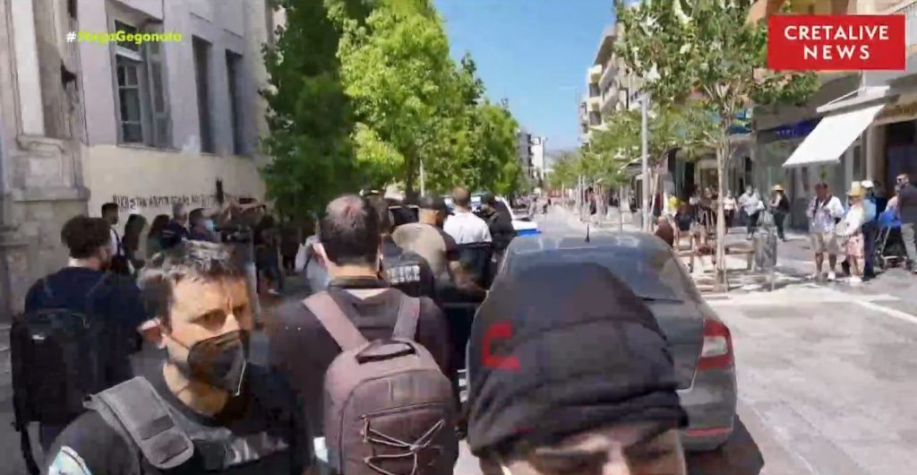 Κρήτη – Οργή & αποδοκιμασίες για τον καθ’ ομολογίαν δολοφόνο του 39χρονου κτηνοτρόφου