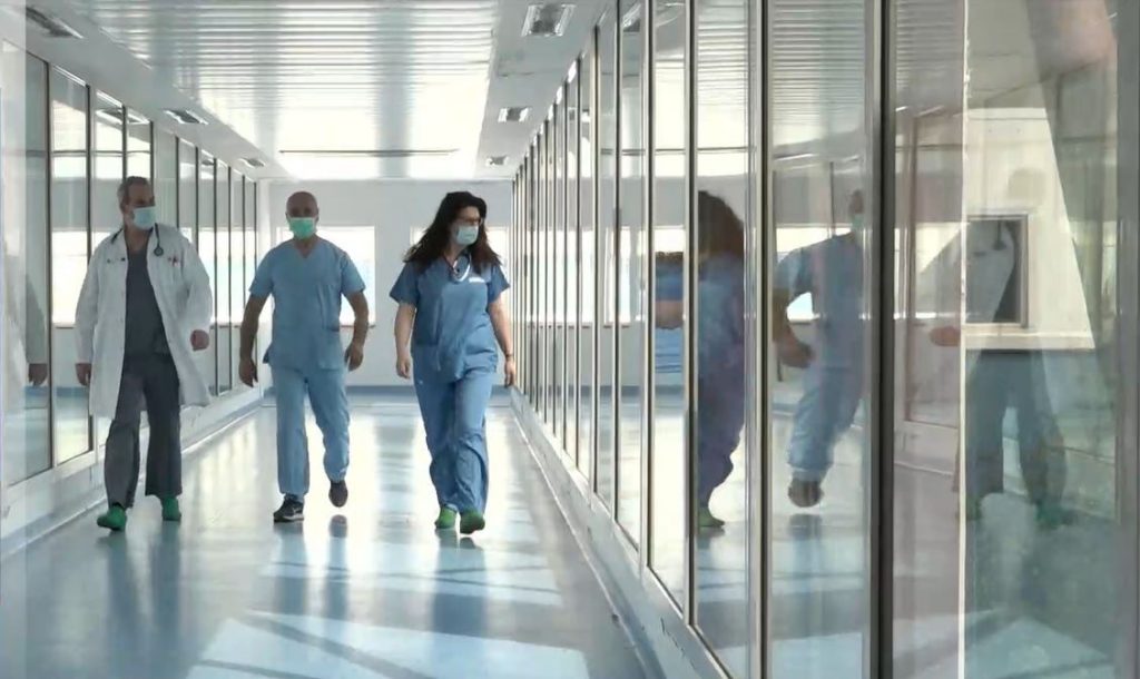 Κορωνοϊός – Αρνητές του κορωνοϊού προπηλάκισαν γιατρούς & προσωπικό στο Θριάσιο