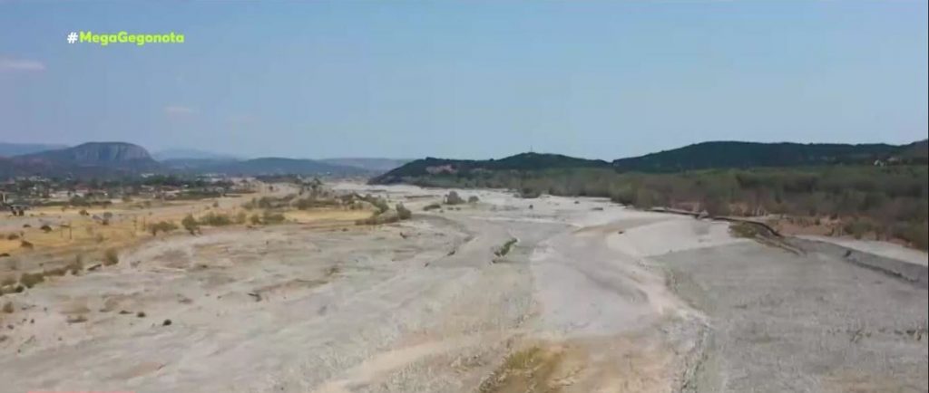 Στέρεψε ο Πηνειός – Εικόνες που θυμίζουν έρημο