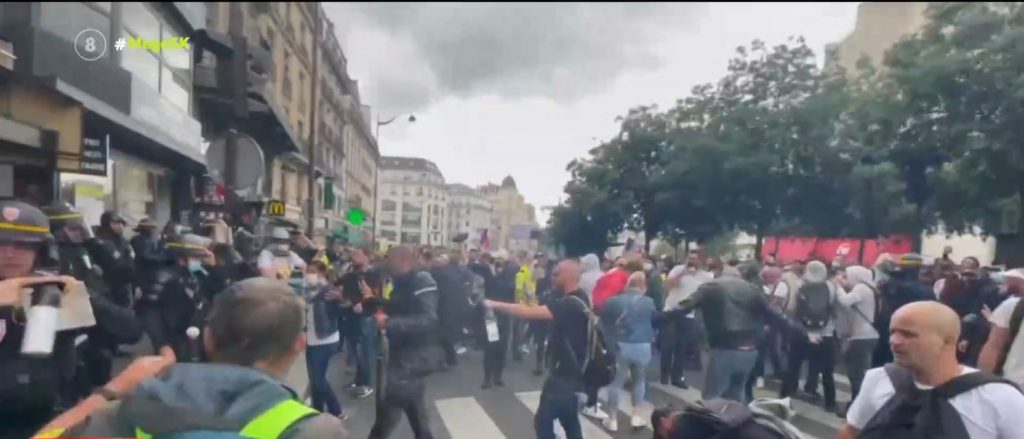 Παρίσι – Διαδηλώσεις αντιεμβολιαστών για το πράσινο πάσο – Συγκεντρώσεις και στο Λονδίνο