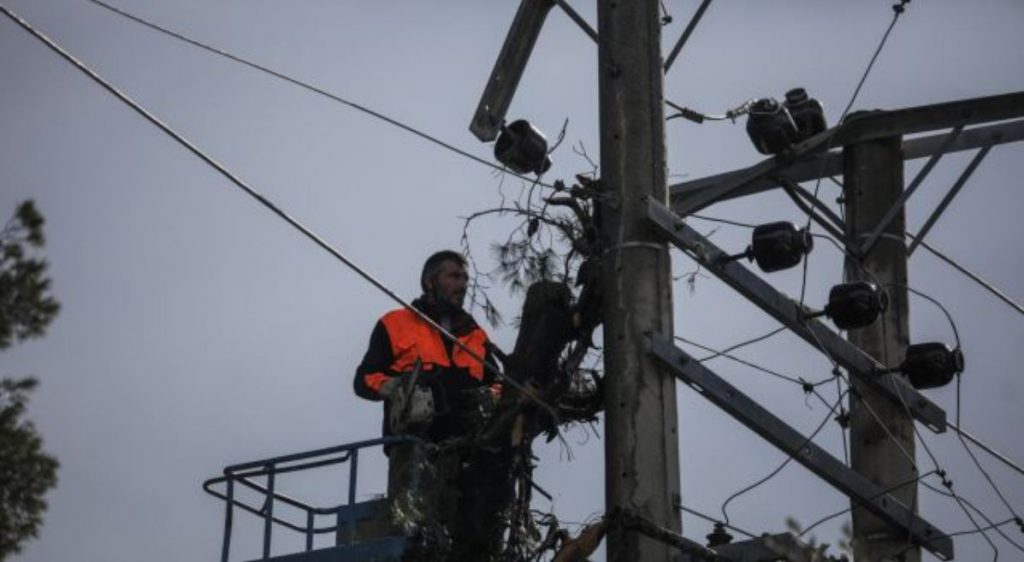Συνεχίζονται οι εργασίες του ΔΕΔΔΗΕ για την αποκατάσταση των ζημιών από τις πυρκαγιές