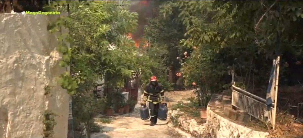 Ιπποκράτειος Πολιτεία – Πυροσβέστες απομακρύνουν φιάλες υγραερίου – Εικόνες σοκ