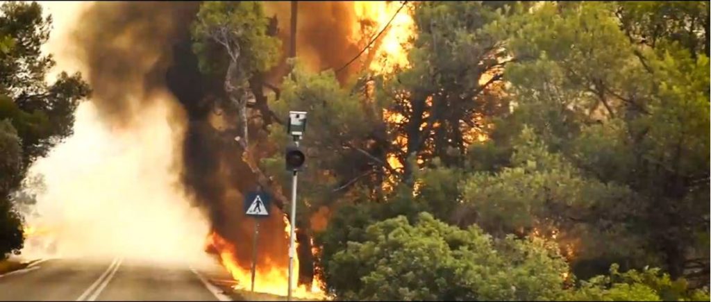 Φωτιά στη Βαρυμπόμπη – Καίγονται σπίτια, εκκενώνονται οικισμοί