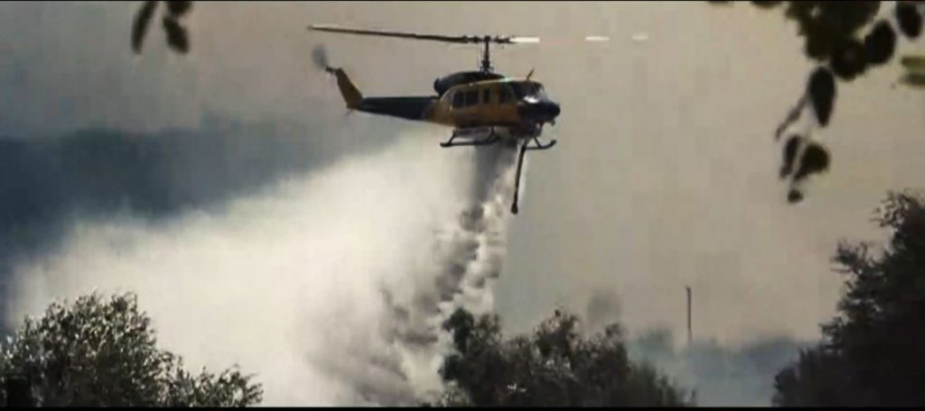 Φωτιά στα Βίλια – Σε ύφεση η πυρκαγιά, μάχη με τις αναζωπυρώσεις