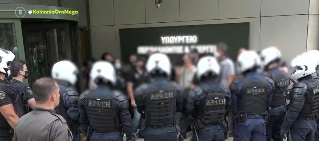 Εισβολή «Ρουβίκωνα» στο υπουργείο Περιβάλλοντος – Έκαναν κατάληψη