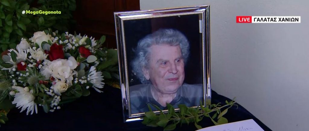 Μίκης Θεοδωράκης – Στην τελευταία του κατοικία ο οικουμενικός Έλληνας – Ρίγη συγκίνησης στα Χανιά