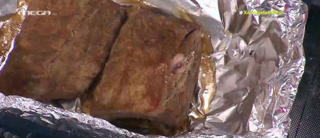 Ο chef Γιώργος Παπακώστας ετοιμάζει τα πιο μελωμένα χοιρινά παϊδάκια