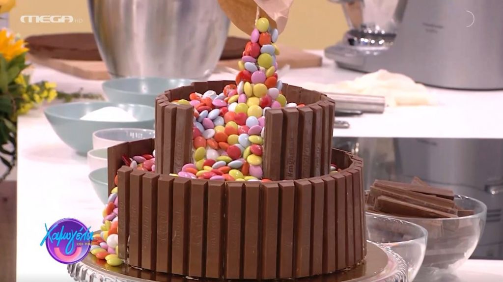Ο pastry chef Χρήστος Βέργαδος μάς ετοιμάζει τούρτα σοκολάτας με κρέμα φυστικοβούτυρου!