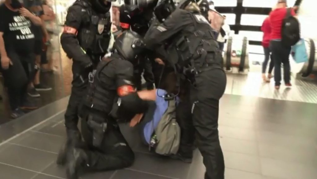 Σκηνές χάους στο Παρίσι από τις διαδηλώσεις των αντιεμβολιαστών