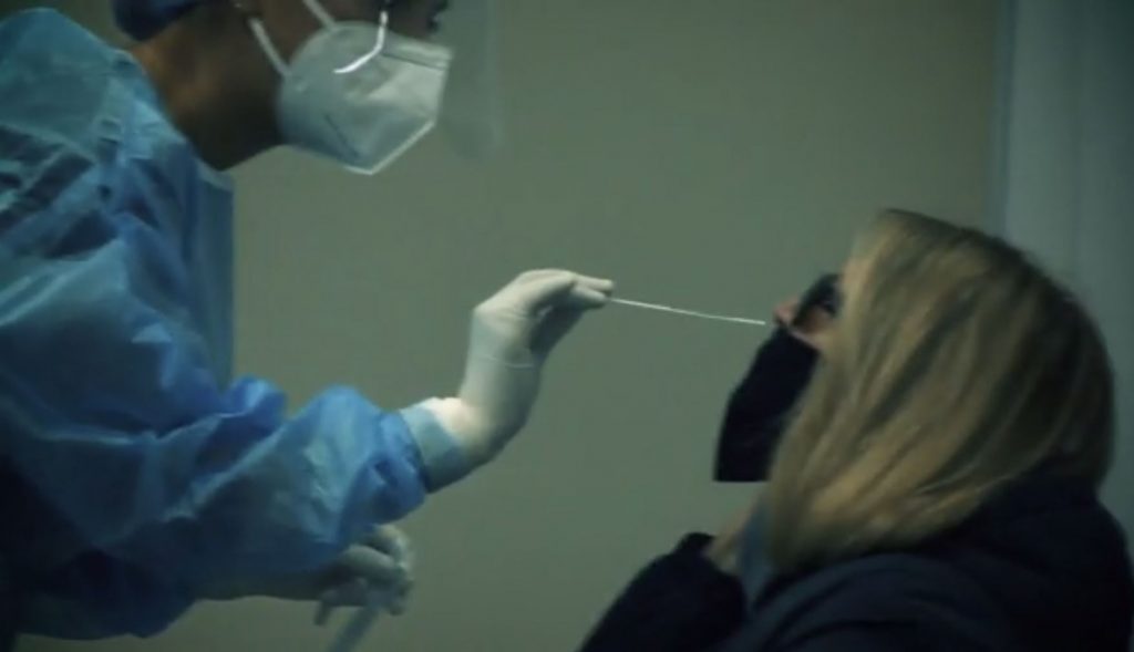 Κορωνοϊός –  Ουρές για ένα rapid test πρώτη ημέρα των νέων μέτρων – Άδεια τα εμβολιαστικά κέντρα