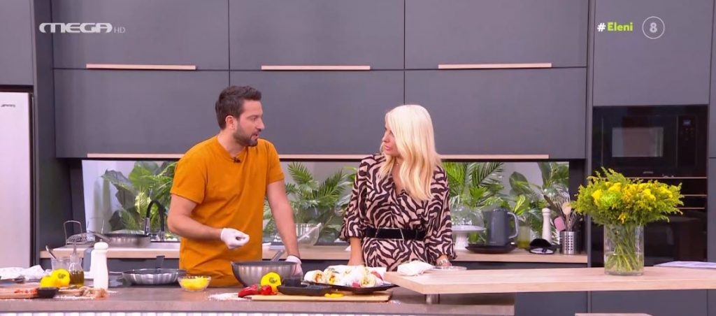 Ο σεφ Σακελλαρίου μαγειρεύει αραβική πίτα με κοτόπουλο και αρωματική σάλτσα με πέστο γιαουρτιού