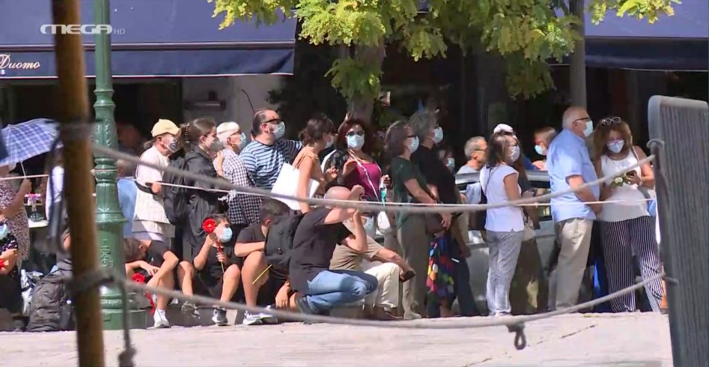 Μίκης Θεοδωράκης – Πλήθος κόσμου έξω από τη Μητρόπολη Αθηνών για το λαϊκό προσκύνημα