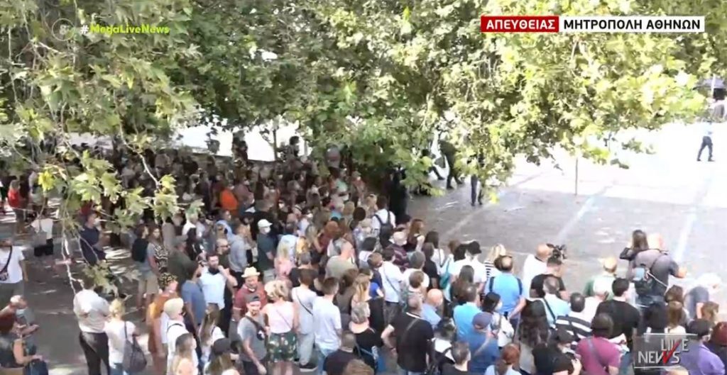 Μίκης Θεοδωράκης – Πλήθος κόσμου έξω από τη Μητρόπολη για το λαϊκό προσκύνημα – Αλαλούμ με τα γραφεία τελετών