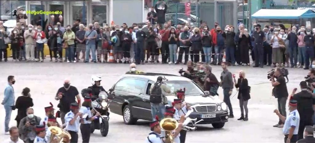 Μίκης Θεοδωράκης – Στο λιμάνι του Πειραιά η σορός του – Πλήθος κόσμου τον αποχαιρετά