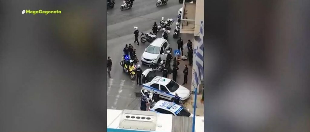 Πανικός στο κέντρο της Αθήνας – Ι.Χ. εμβόλισε μοτοσυκλέτα της ομάδας ΔΙ.ΑΣ. – Δύο τραυματίες