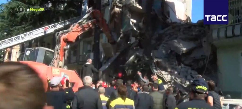 Γεωργία – Κατέρρευσε τμήμα πολυκατοικίας – Άγνωστος αριθμός τραυματιών & αγνοουμένων