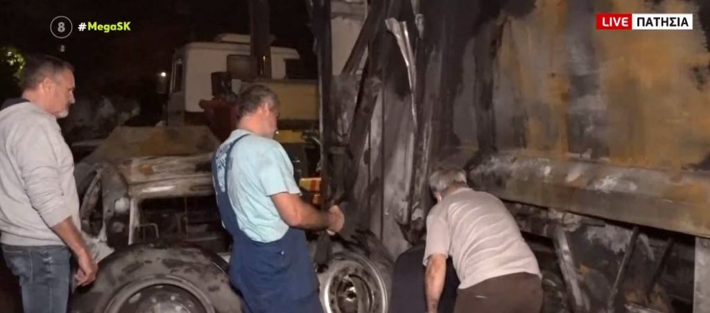 Πατήσια – Στις φλόγες τυλίχτηκε ένα απορριματοφόρο και 11 αυτοκίνητα