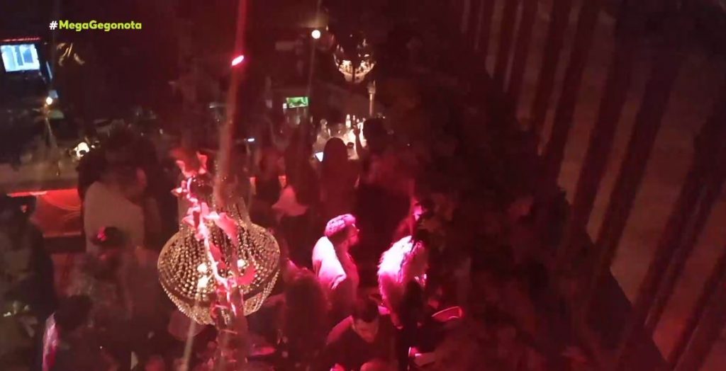 Πρώτη νύχτα ελευθερίας για τους εμβολιασμένους- Δεν πτοήθηκαν από τον καιρό