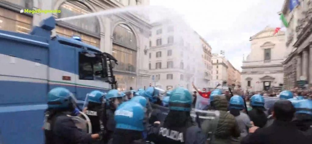 Οδομαχίες μεταξύ αντιεμβολιαστών και αστυνομίας σε Ιταλία και Γαλλία