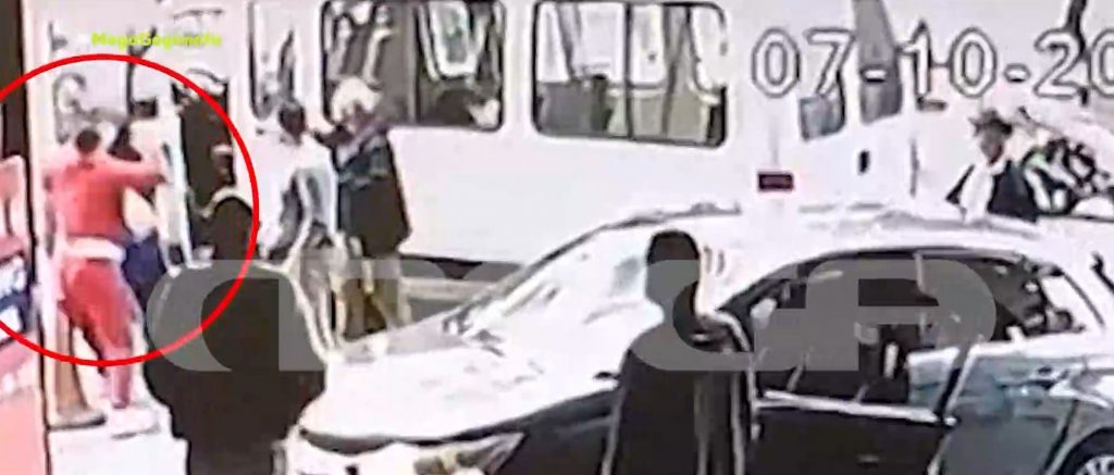 Καρέ καρέ ο άγριος ξυλοδαρμός αστυνομικού στο κέντρο της Αθήνας