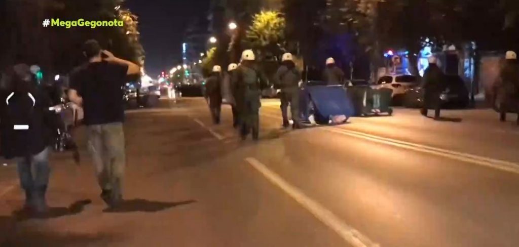 Θεσσαλονίκη – Σοβαρά επεισόδια στην πορεία αντιεξουσιαστών για τον θάνατο του 20χρονου στο Πέραμα