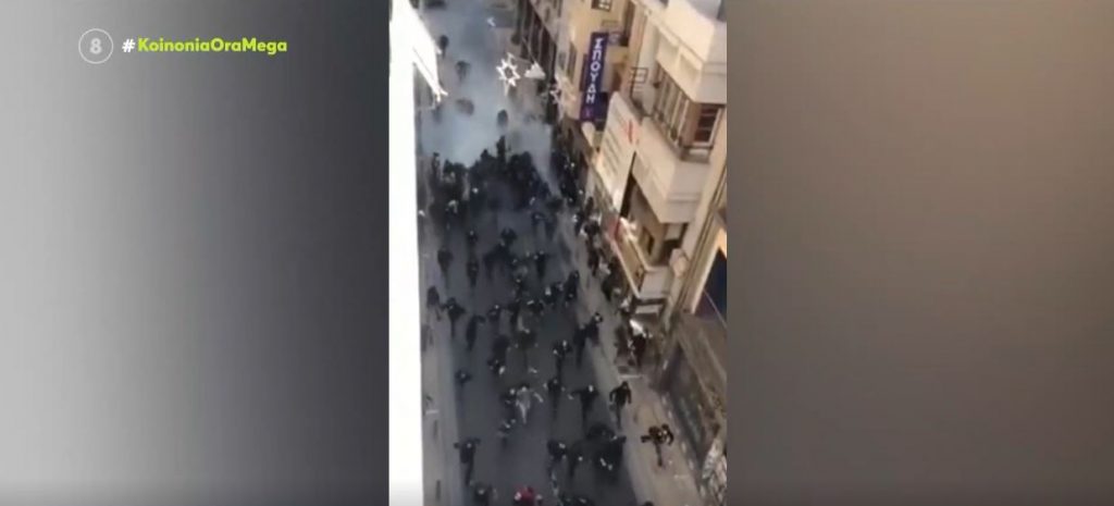 Επεισόδια στα Εξάρχεια – Πετροπόλεμος και χημικά – Τρεις αστυνομικοί τραυματίες και πέντε προσαγωγές