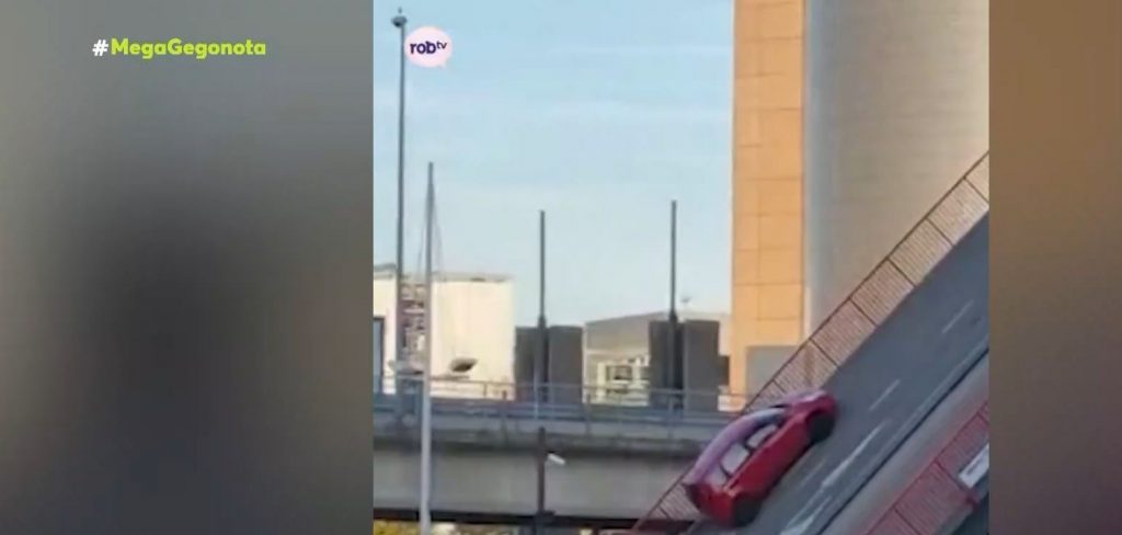 Βέλγιο – Αυτοκίνητο γλιστρά από γέφυρα που βρίσκεται σε διαδικασία ανύψωσης
