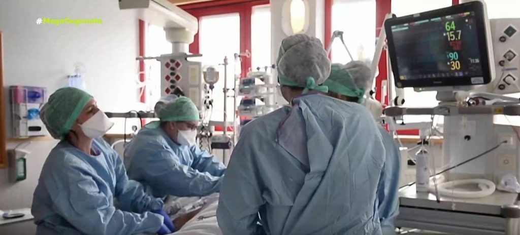 Κορωνοϊός – Συναγερμός από το ρεκόρ κρουσμάτων – «Στο τραπέζι» νέα μέτρα