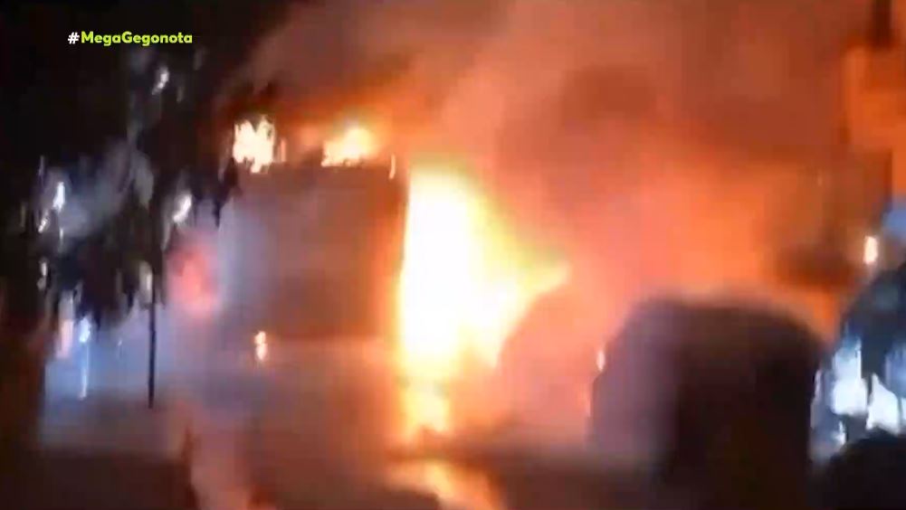 Απορριμματοφόρο τυλίχθησε στις φλόγες στα Πατήσια, κινδύνευσαν σπίτια