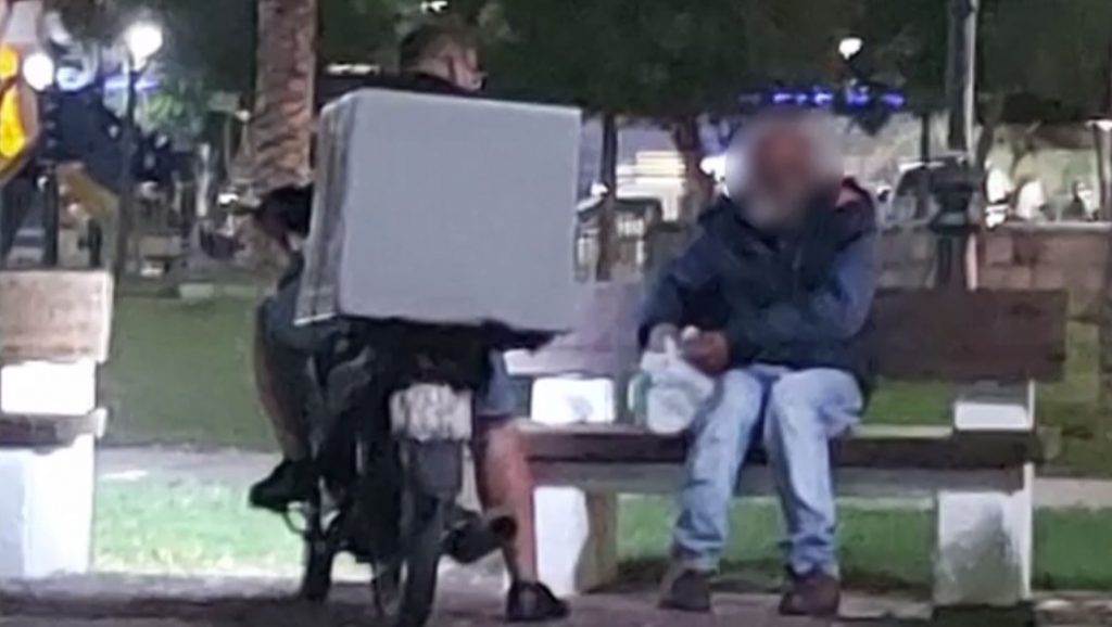 Πάτρα – Ο διανομέας με τη «χρυσή καρδιά» στο LIVE NEWS