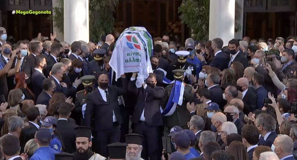 Το τελευταίο χειροκρότημα στη γυναίκα που ένωσε τους πάντες στην κηδεία της